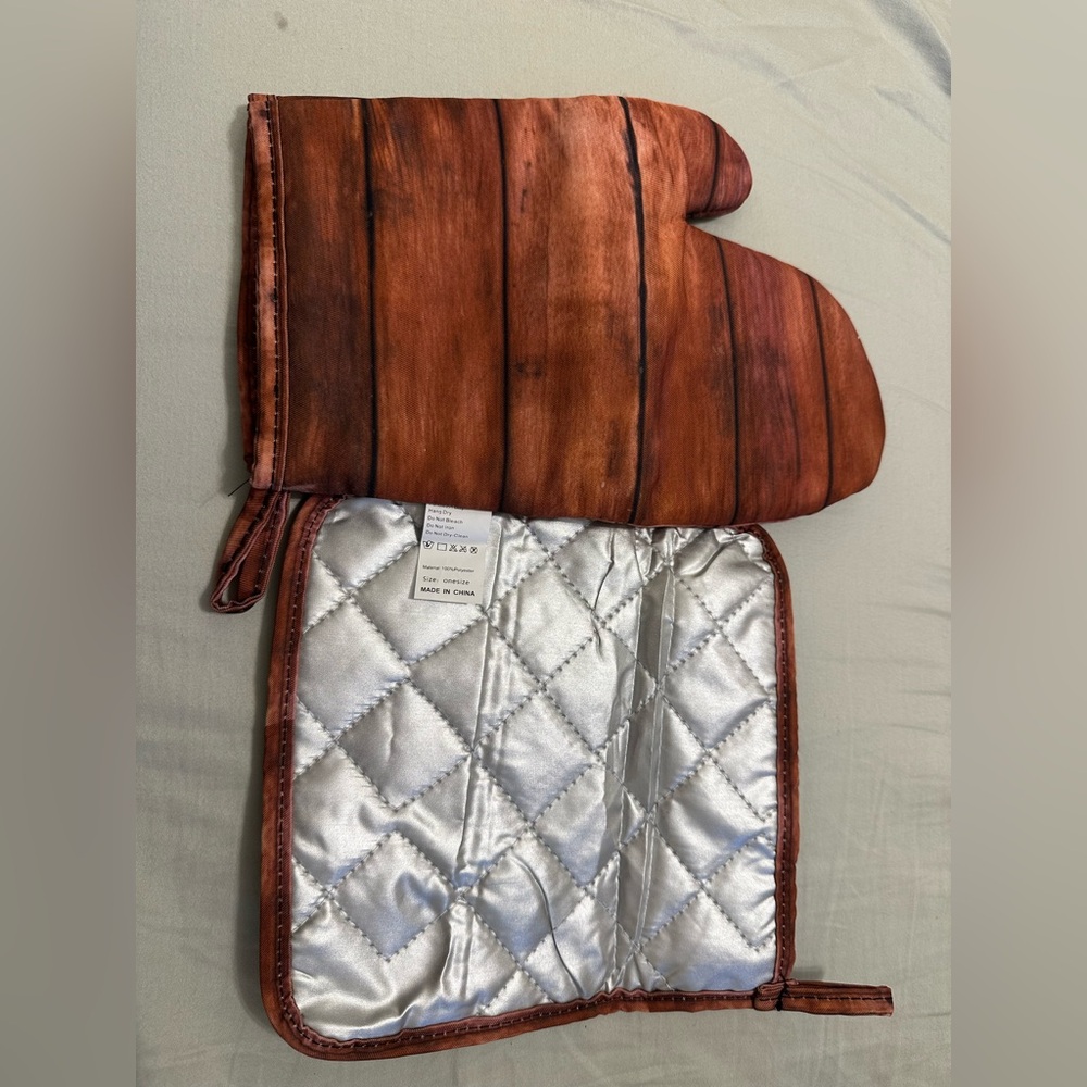 Wooden Pattern Oven Mitt and Pot Holder Set - Picture 5 of 10